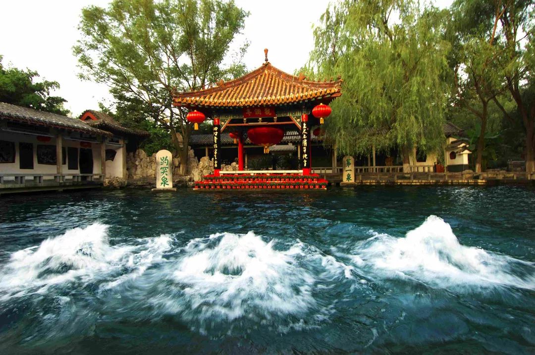 趵突泉真的超美,济南趵突泉是个很大的景点吗