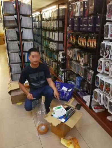 可恶｜南宁民生路这家店卖“山寨”手机配件，狠赚十几万