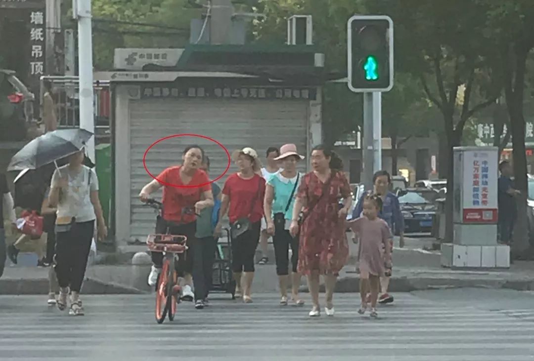 荆门这个红衣女子说民辅警“不上闲”，紧接着还动手了…另有多人被曝光