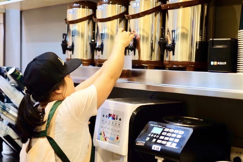 同个商场52家奶茶！这个品牌靠“野门路”杀出300家店