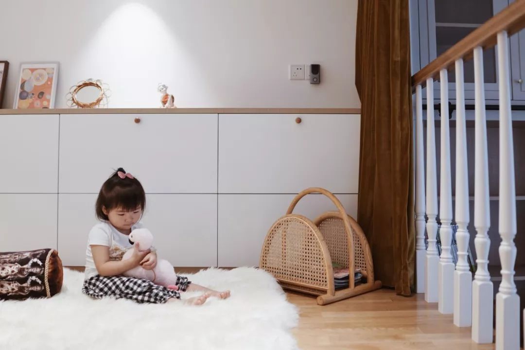 她买下32㎡上海老旧学区房，为女儿打造小桃园，还有20㎡超舒适大庭院