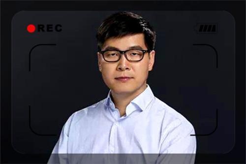 他靠倒卖域名发家，为求合作通过晨跑创造机会，终获百亿身价