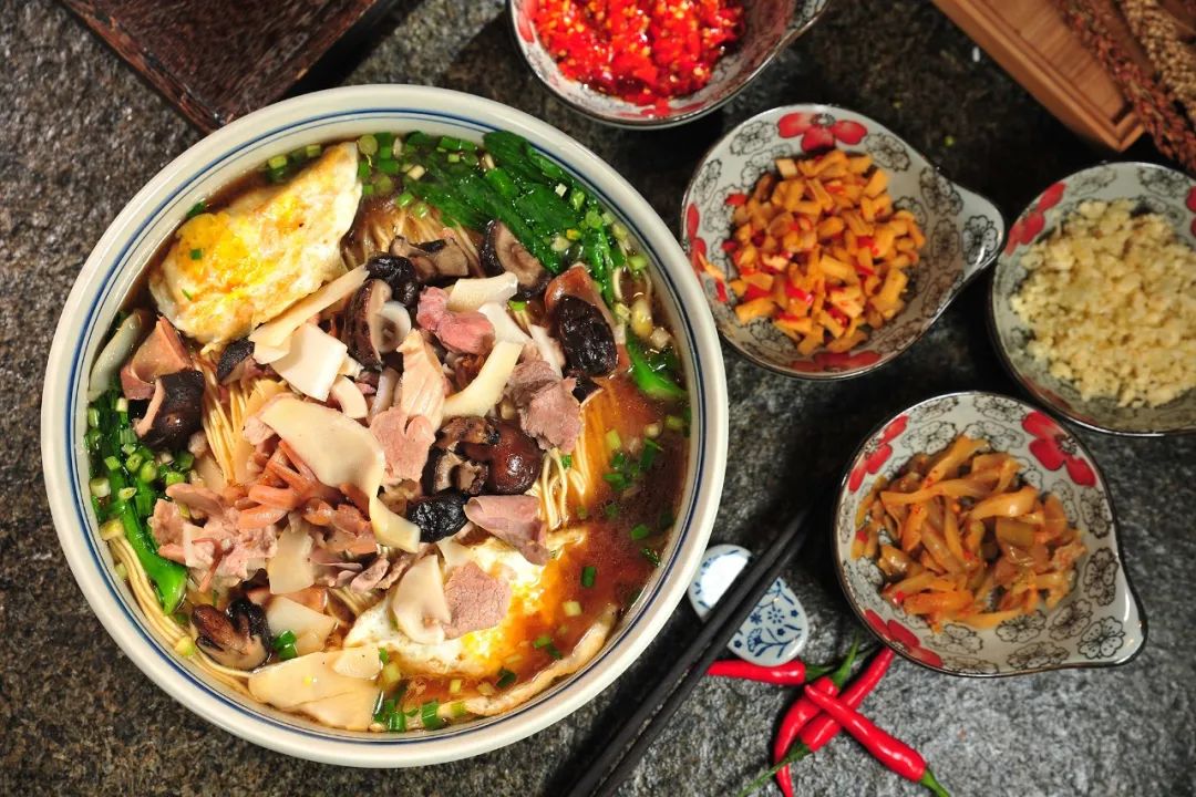 长沙米粉火热,长沙米粉排队30米