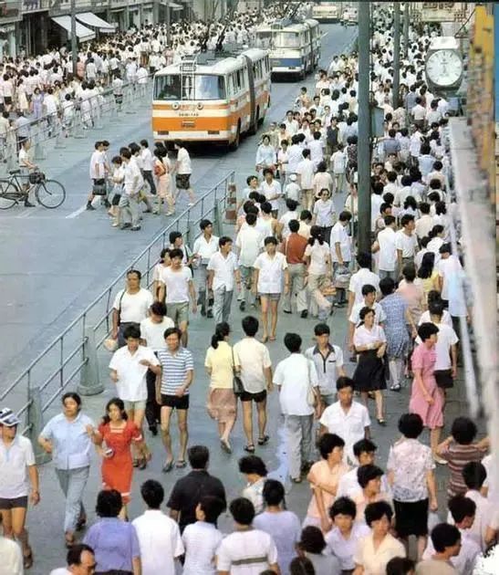 穿超短裤出门的人什么心态,一年四季穿短裤男人