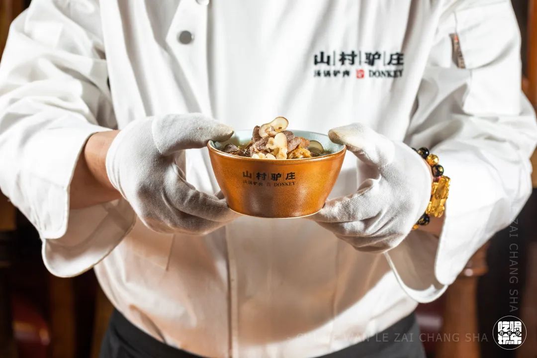 火爆10年的「山村驴庄」终于来长沙啦！扬言要用汤锅驴肉霸占长沙人的餐桌