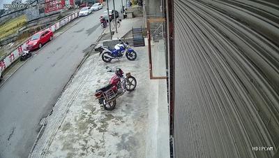 骑摩托车不戴头盔追尾半挂车死亡,摩托车追尾摩托车双方没驾驶证