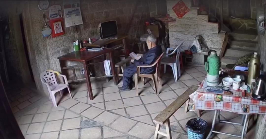 孙女和爷爷感动视频,孙女拍下95岁爷爷的一天