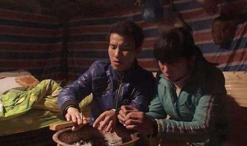 “变性人”李二毛，为爱变“女人”却惨遭抛弃，受尽屈辱悲惨离世