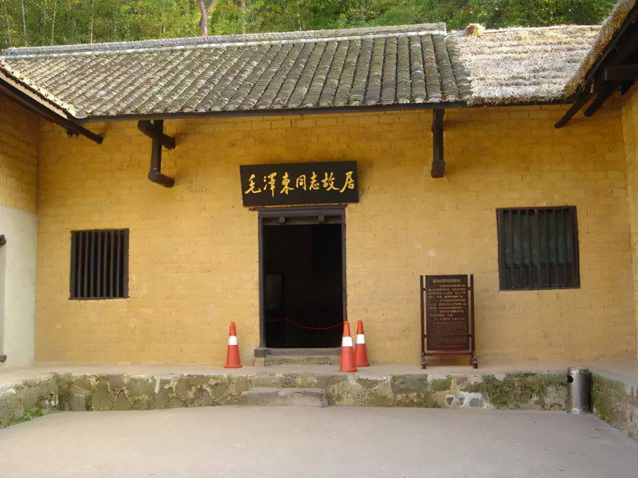 毛主席看到与母亲的合影，激动地用土话问道：咯是从哪里拱出来的