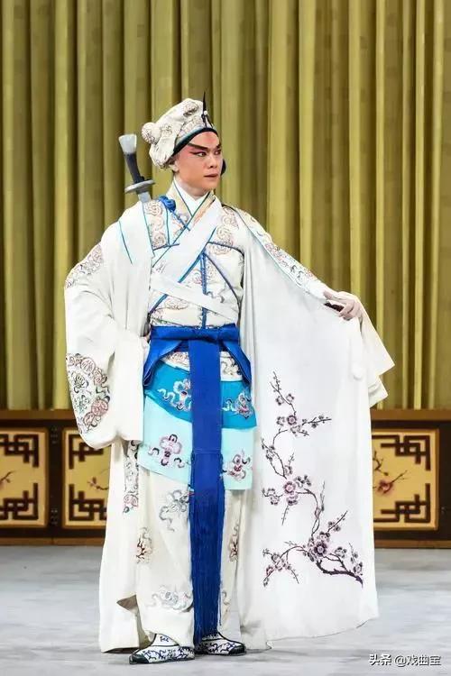 不愧为国粹，京剧服饰可真是太讲究了