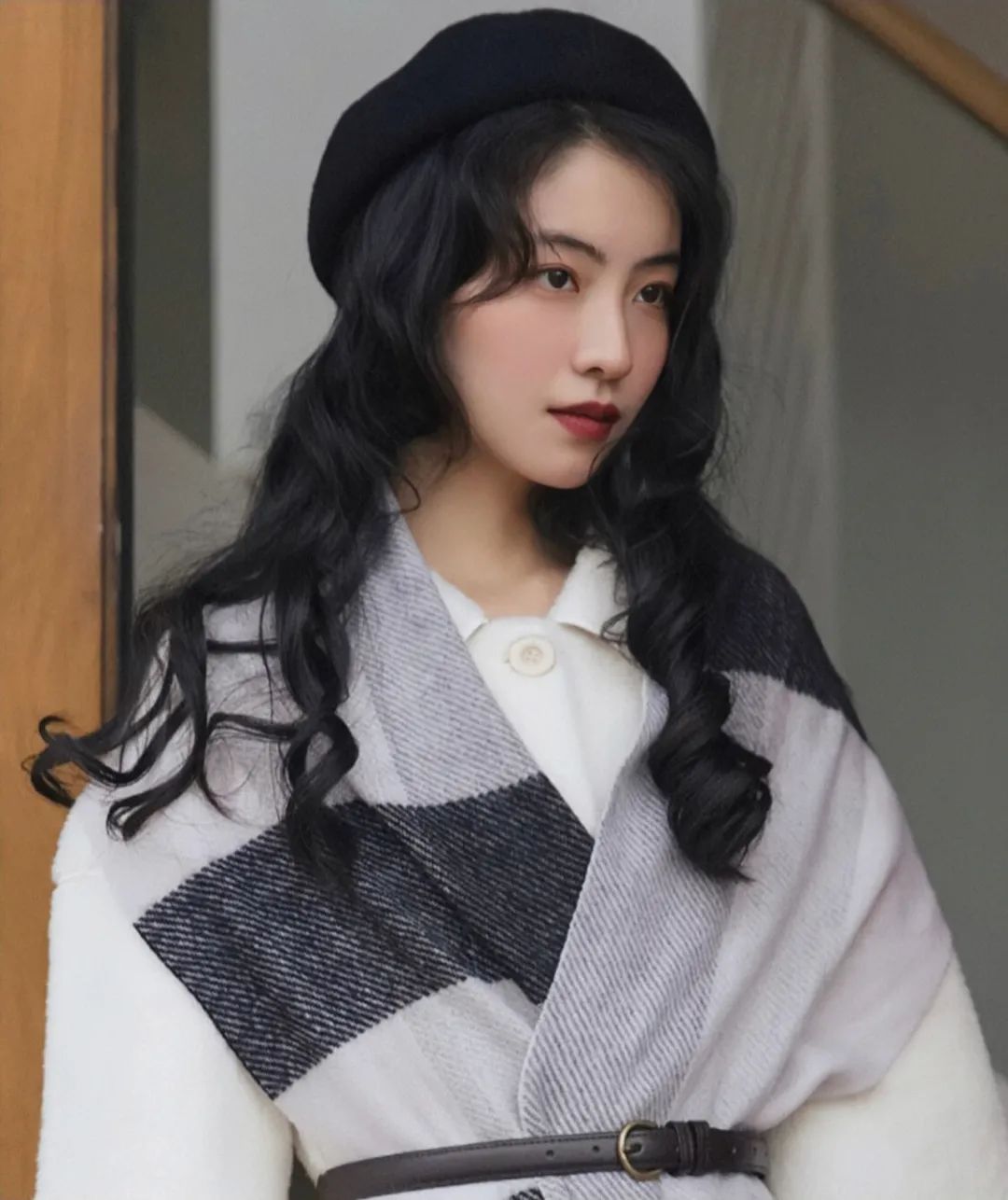 2021网红爆款发型短发戴狗啃刘海,头发2020流行发型显脸小