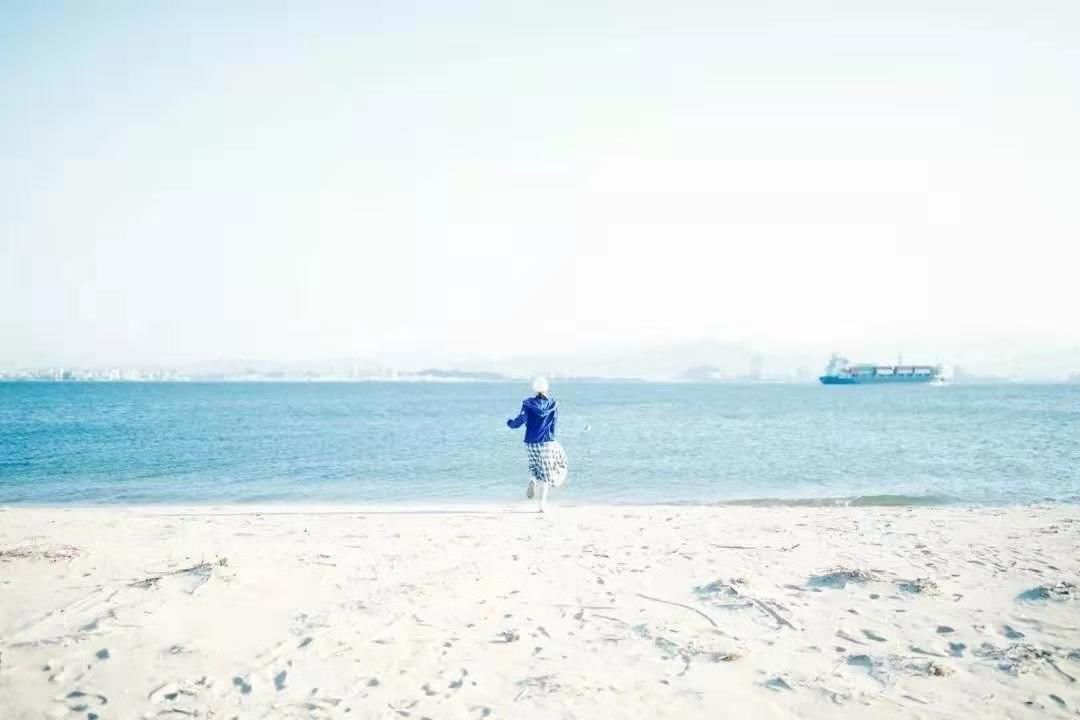 “妈妈，那个奶奶为什么偷超市的菜？”世上任何东西都有它的代价