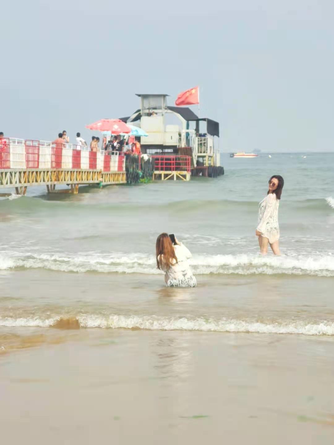 青岛金沙滩——亚洲第一滩，夏天人气火爆，美女扎堆，超级震撼