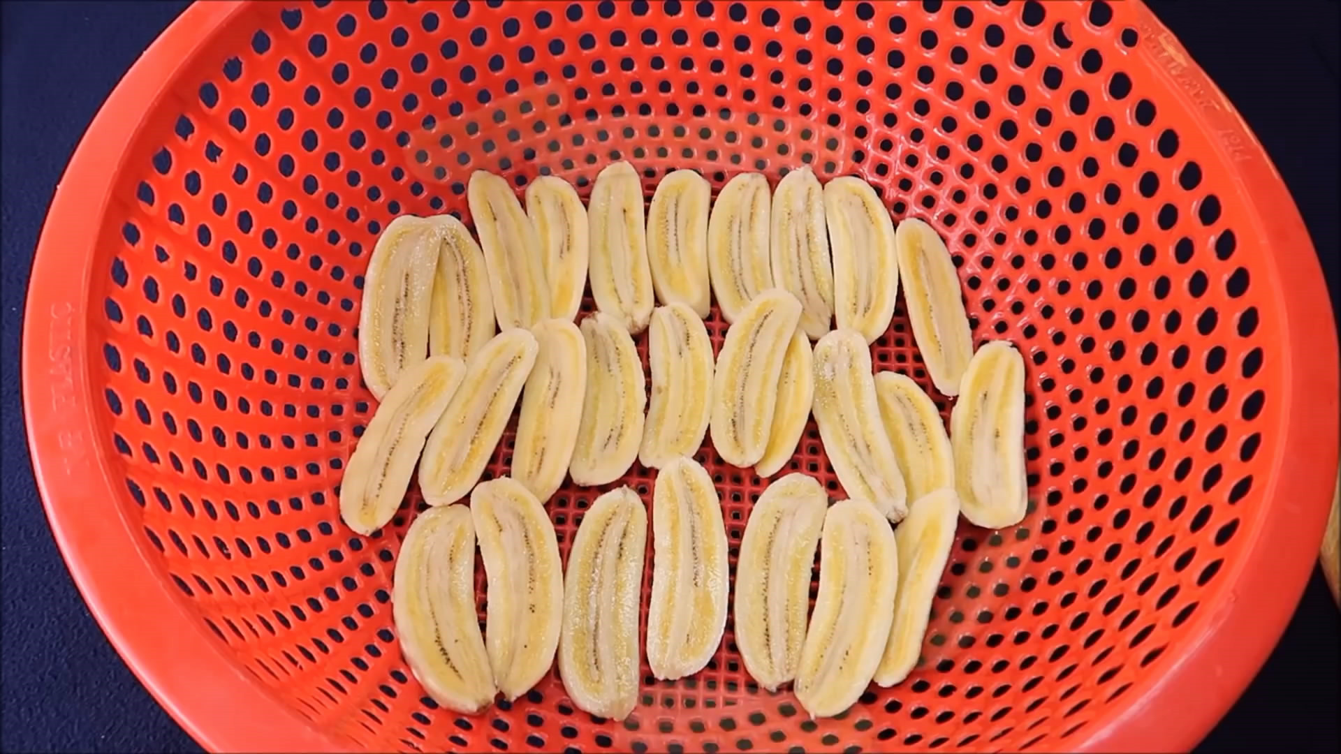 香蕉太生没法吃怎么办？放点糖烤一烤，比锅巴还要脆，好甜