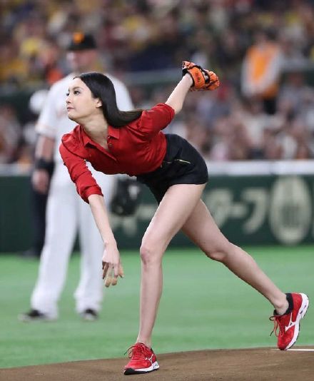 九头身美女菜菜绪，85cm长腿演绎“恶女”本色，却让人讨厌不起来