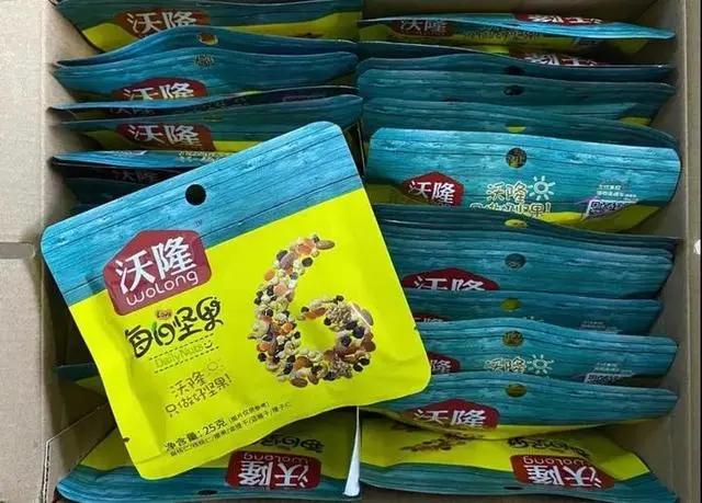男子购买零食整箱100包,男子购买零食100包