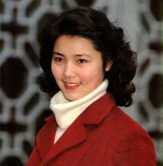 30岁主持春晚，丈夫是国家一级演员，演啥像啥，却少有人知道她