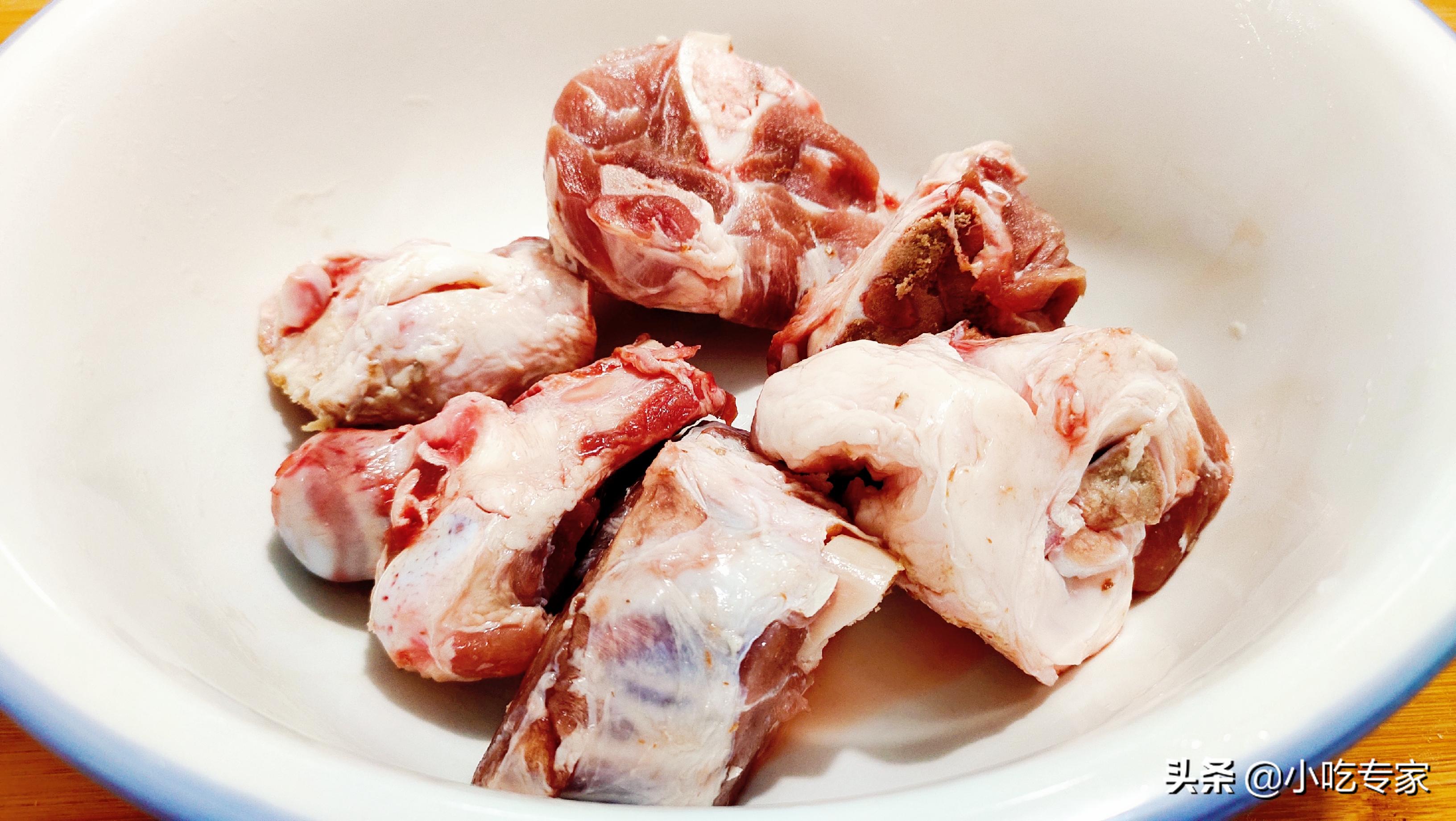 炖大骨汤先加盐还是后加盐,大骨汤加什么去腥味