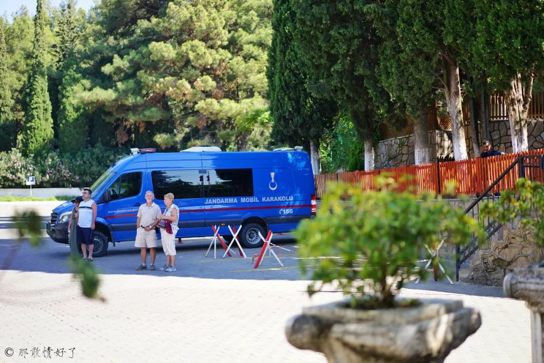 据说塞尔丘克的山坡上的许愿墙很灵验，好多土耳其人来此许愿
