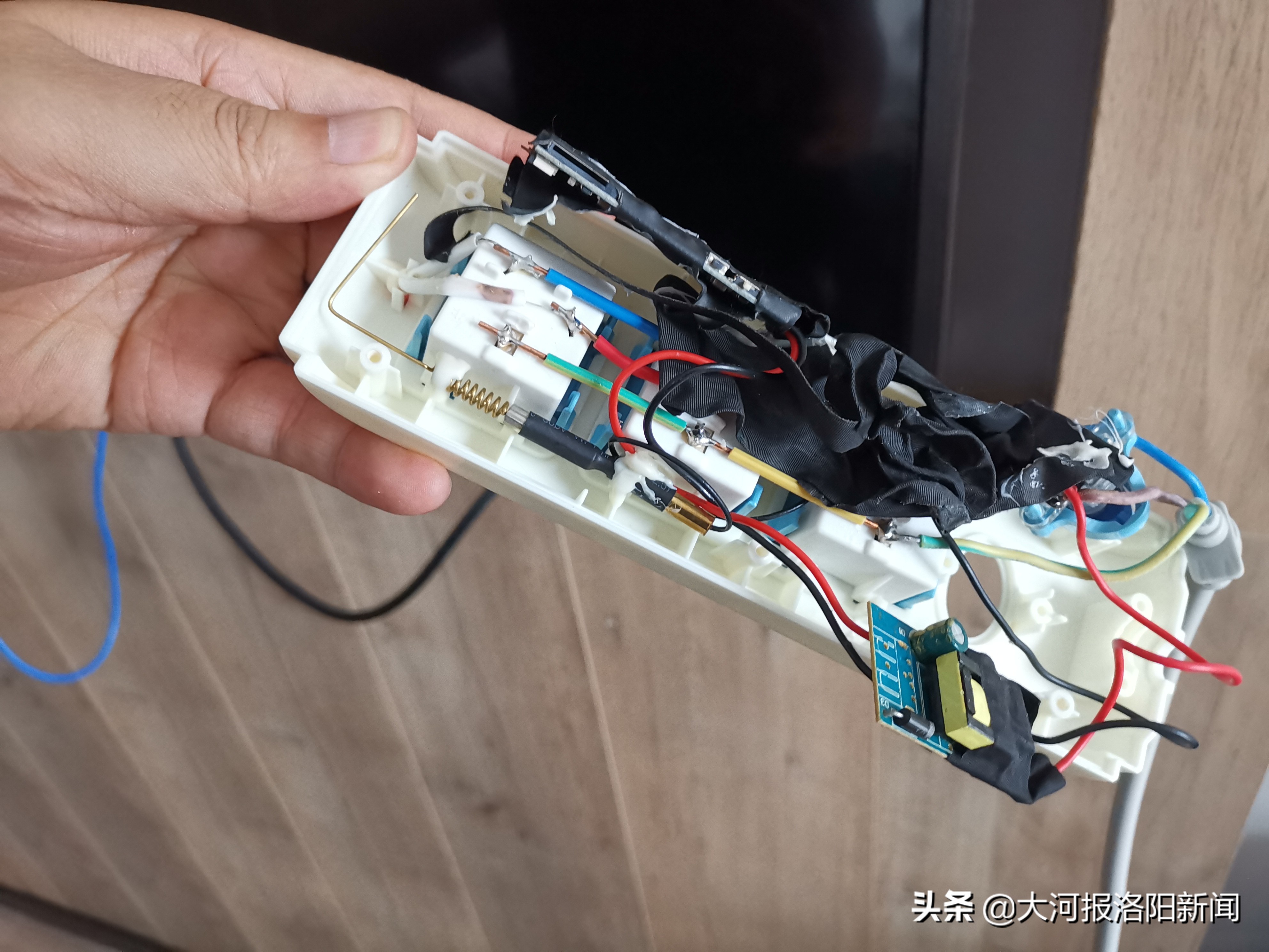 洛阳一酒店客房发现针孔摄像头，拆开后内有16G内存卡