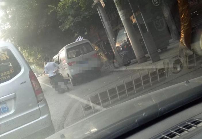 右转车道被车占用怎么做,右转车道有违停车辆怎么右转