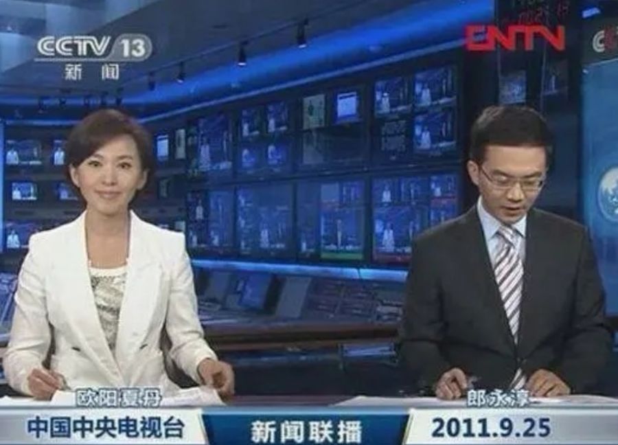 新闻联播主持人念稿子和图像切换,新闻联播结束广播员为啥整理稿子