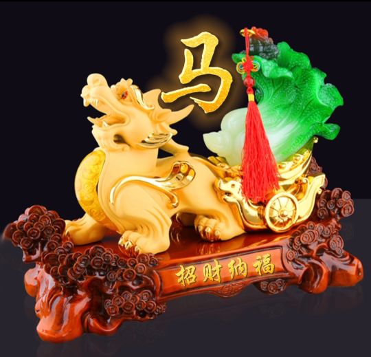 招财辟邪金色貔貅头像,背上有金元宝的貔貅招财纳福