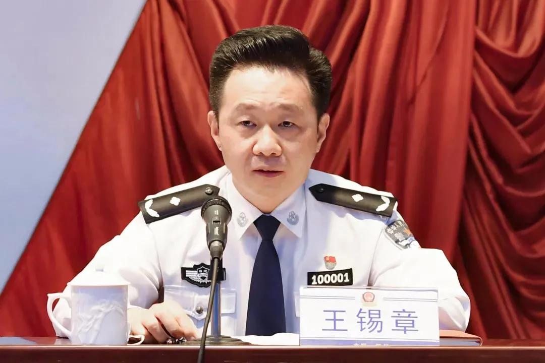 王锡章任福州市副市长、市公安局局长，曾遭境外黑帮死亡威胁，被誉为“侨民的保护神”