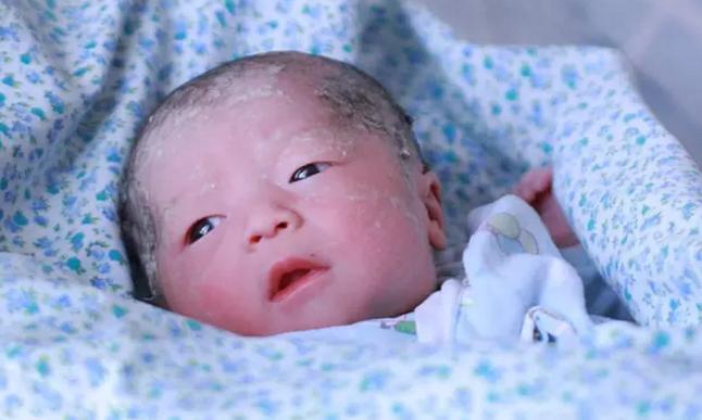 月子里的婴儿可以喝白开水吗,新生儿在月子里用多少尿不湿