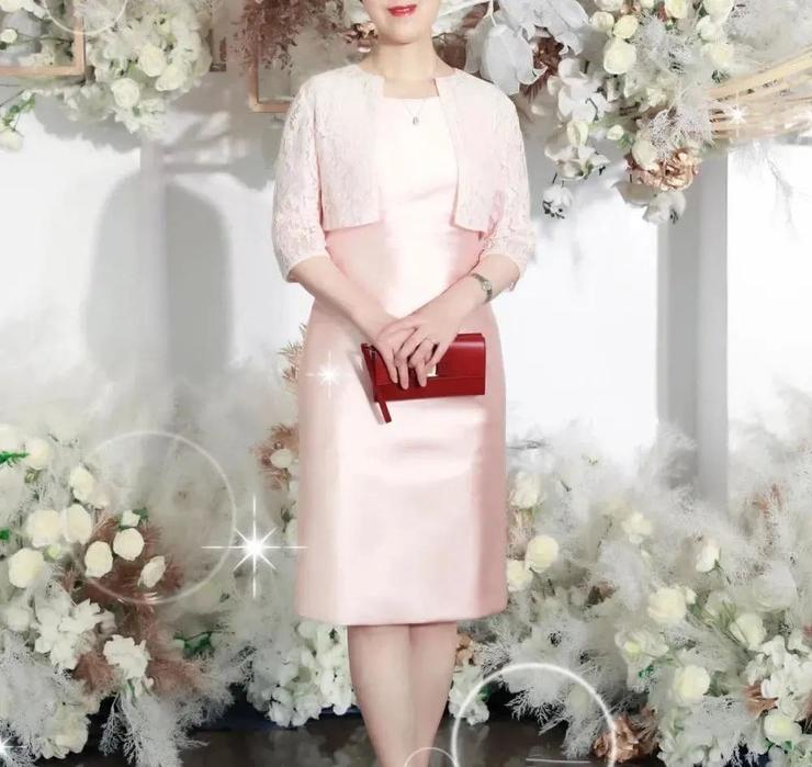 怎么挑选妈妈的婚礼上穿的衣服,婚礼上妈妈服装