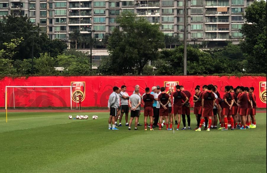 国足集训迎特殊球迷，双目失明带红旗求全体签名，他这是为了什么