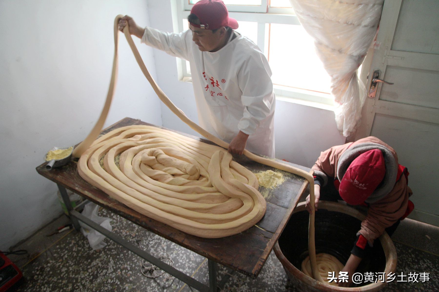 农村传统手工挂面制作全过程,纯手工空心挂面果蔬面