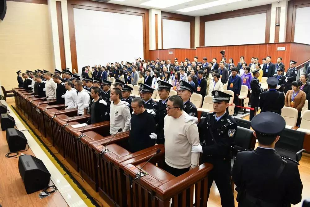 动态｜孙小果出狱后涉黑犯罪一审获刑25年！9岁男孩小区内被打死，多人围观不制止