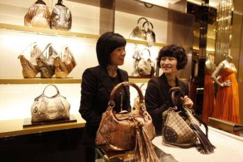 柜姐遇见不同顾客的反应,专柜柜姐态度不好可以投诉吗