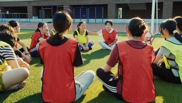帅！这位男足女队长：来自*藏西**，登上热搜榜，获央视、人民日报“点赞”！