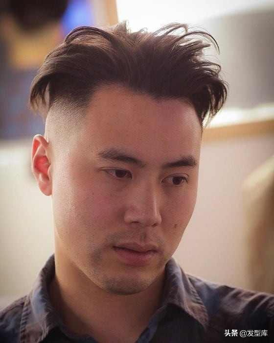 男士两边推干净后面扎马尾的发型,男士发型2020流行发型两边铲后面