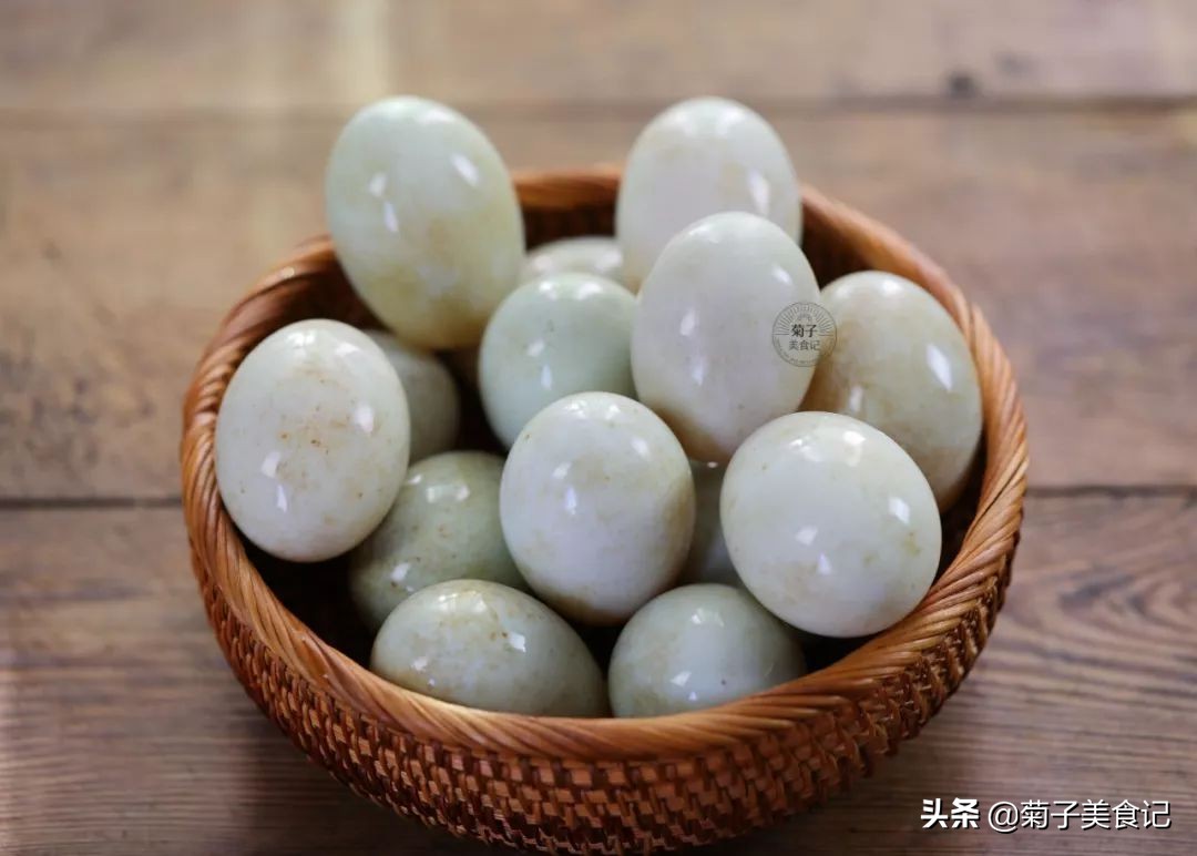 咸鸭蛋好吃又简单的腌制方法,简单腌制咸鸭蛋家常做法