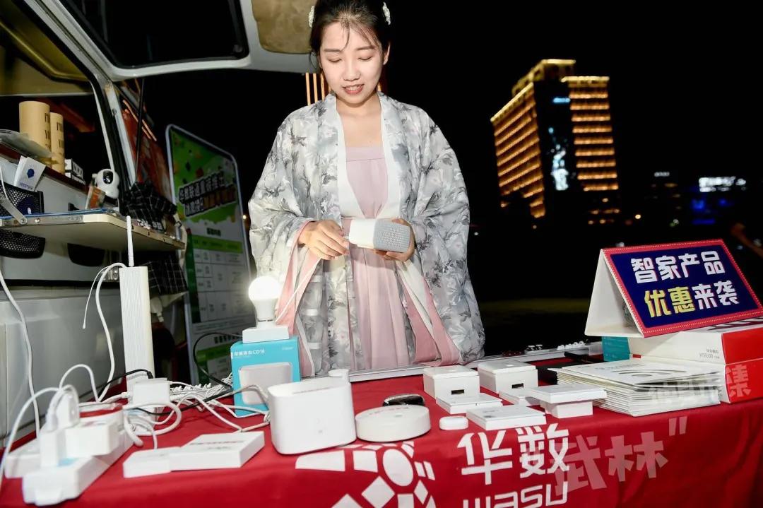 华数摊位成网红打卡点，还有小姐姐“穿越”来pick