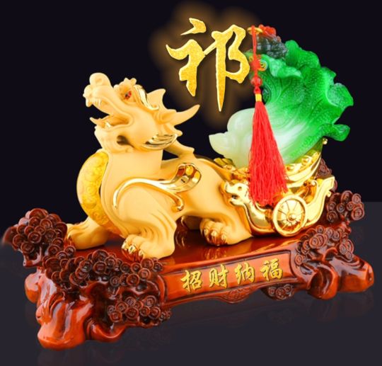 招财辟邪金色貔貅头像,背上有金元宝的貔貅招财纳福