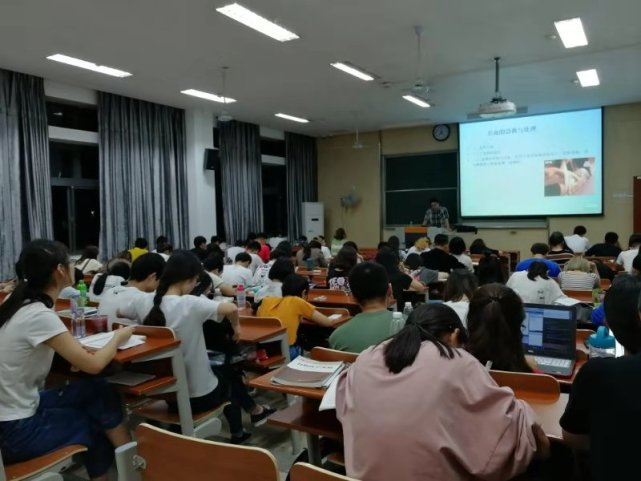 女大学生网购小零食,女大学生网购零食