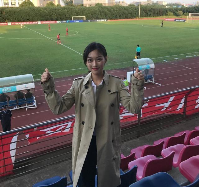 她是中乙最美女老板，美艳不输文筱婷，冲甲目标坚决
