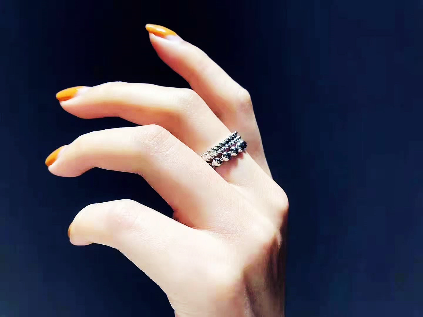 戒指叠戴的搭配图,戒指和手链的正确戴法