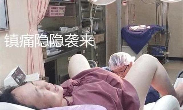 顺产生娃有多疼？看完丈夫拍的三张照片，不禁深思：母爱真伟大