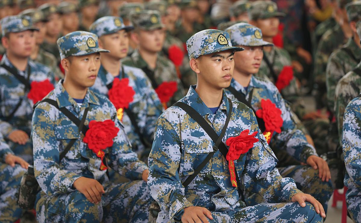 高中生当义务兵两年退伍费多少钱,大学新生两年义务兵都有什么待遇