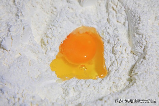 面粉的高筋中筋低筋的区别,面粉的高筋中筋低筋怎么区别