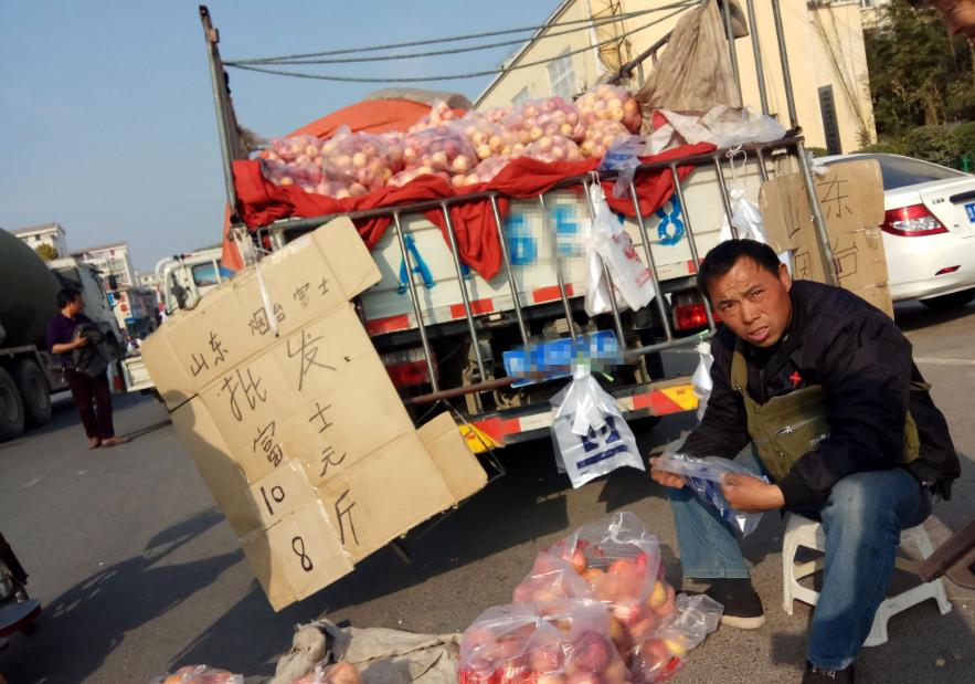 大学生卖烤肠月入过万,摆地摊卖哈尔滨红肠赚钱吗