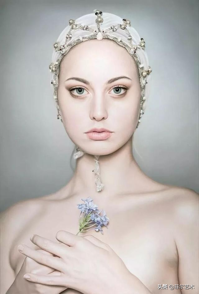 美女画家画美女，怎么看怎么美，看着她的画呼吸都要停滞了