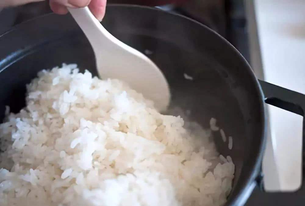 煮饭要放什么煮出来的米饭才香,煮饭到底用冷水