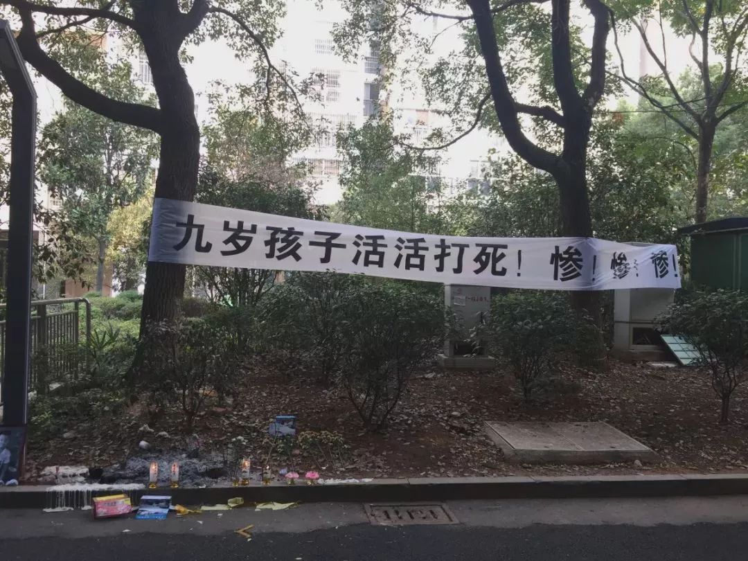 动态｜孙小果出狱后涉黑犯罪一审获刑25年！9岁男孩小区内被打死，多人围观不制止