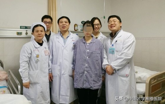 微创手术不一般！25厘米长15厘米宽的巨大脾脏，从肚脐眼取出